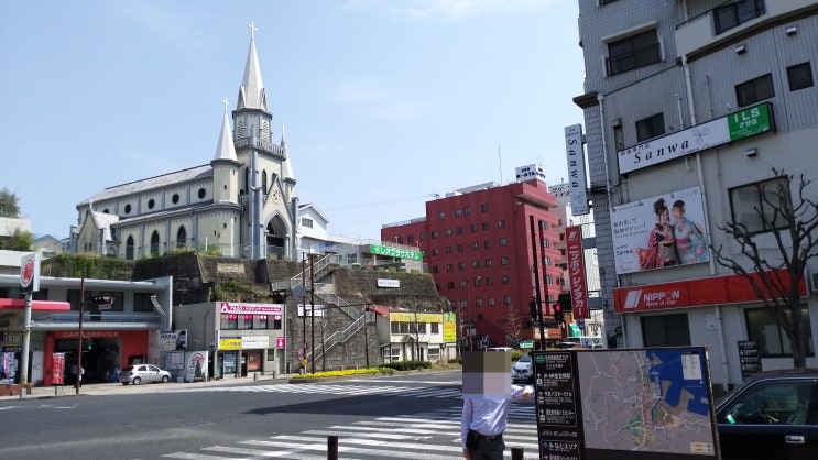  사세보의 미우라초 성당과 '명물 음식' 중 하나인 사세보 버거