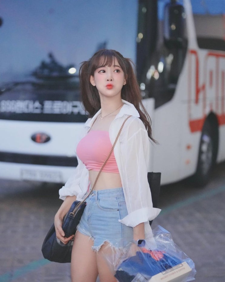 WBC 응원단에 참석한 치어리더 김한나, 야구 시즌 개막 앞두고 과감한 허벅지 노출 WBC 응원단에 참석한 치어리더 김한나, 야구 시즌 개막 앞두고 과감한 허벅지 노출