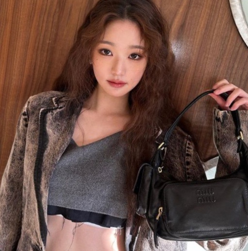 장원영 스키니 마블 데님 셋업 가방 미우미우 제품 가격 복근 바비인형 장원영 스키니 마블 데님 셋업 가방 미우미우 제품 가격 복근 바비인형