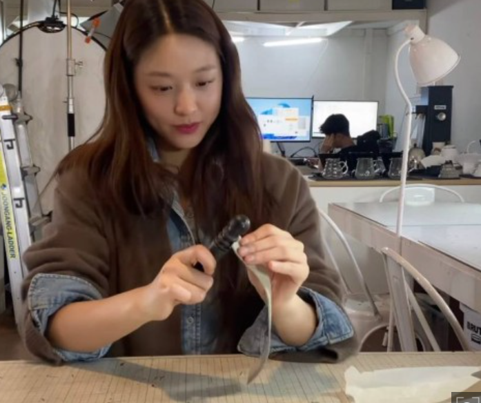 설현, 가죽 공예 삼매경… "좀 소질 있는 듯" 설현, 가죽 공예 삼매경… "좀 소질 있는 듯"