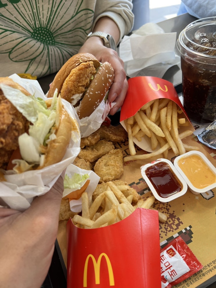  맥도날드에서 맥런치 세트(코울슬로, 맥너겟, 오레오 맥플러리) 먹고 왔습니다!