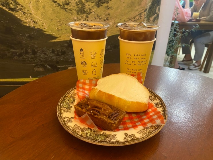  압구정로데오 카페 이웃집 통통이는 소금빵 맛집