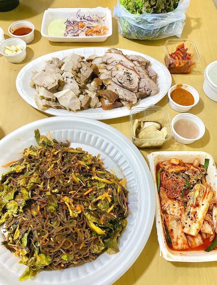  장충동에서 그녀를 처음 만났다. 내 이름은 왕족발, 그녀의 이름은 보쌈 - 김천 장충동 왕족발
