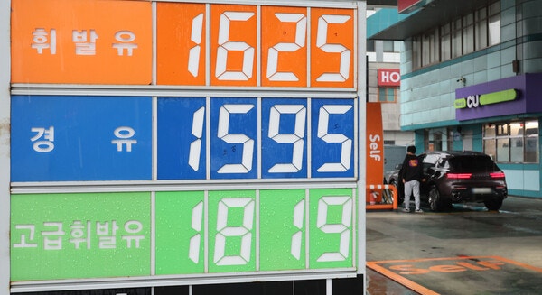 3월 셋째주 휘발유 1600원 '눈 앞'...경유는 떨어지고 유종별 희비 교차 3월 셋째주 휘발유 1600원 '눈 앞'...경유는 떨어지고 유종별 희비 교차