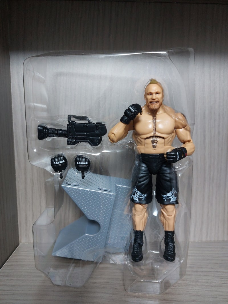 브록 레스너 액션 피규어