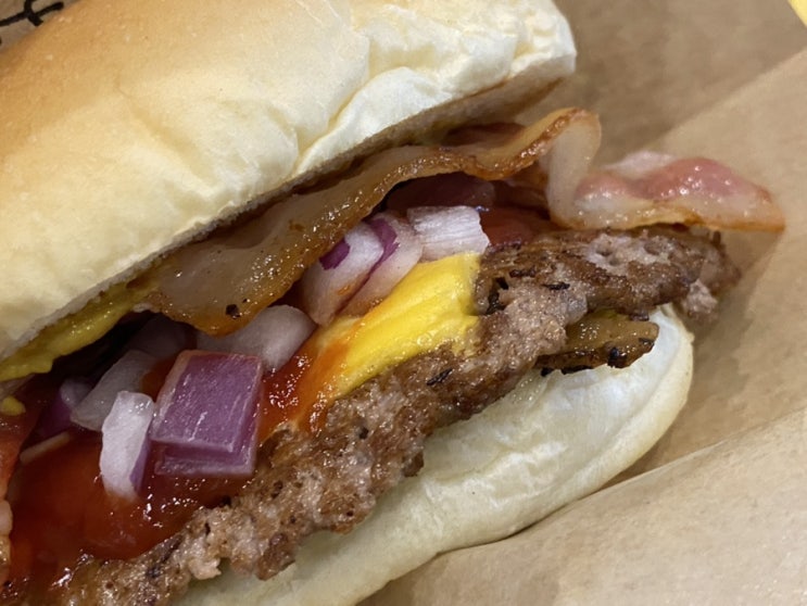  수원 롯데몰 맛집 버거스 올마이티! 육즙 가득한 패티에 고소한 스페셜 번