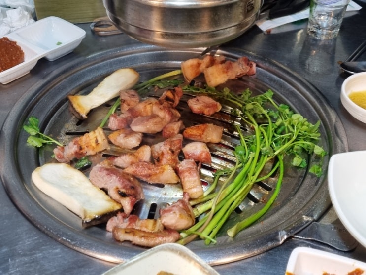  망원 육즙 가득한 삼겹살과 청국장이 맛있는 고기집 [산청엔흑돼지]