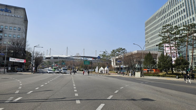 봄 햇살 따스한 서울 거리