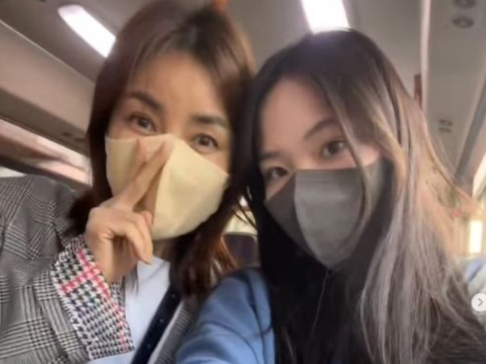 신애라 큰딸, 클수록 연예인 미모…女 연예인들이 더 난리 신애라 큰딸, 클수록 연예인 미모…女 연예인들이 더 난리