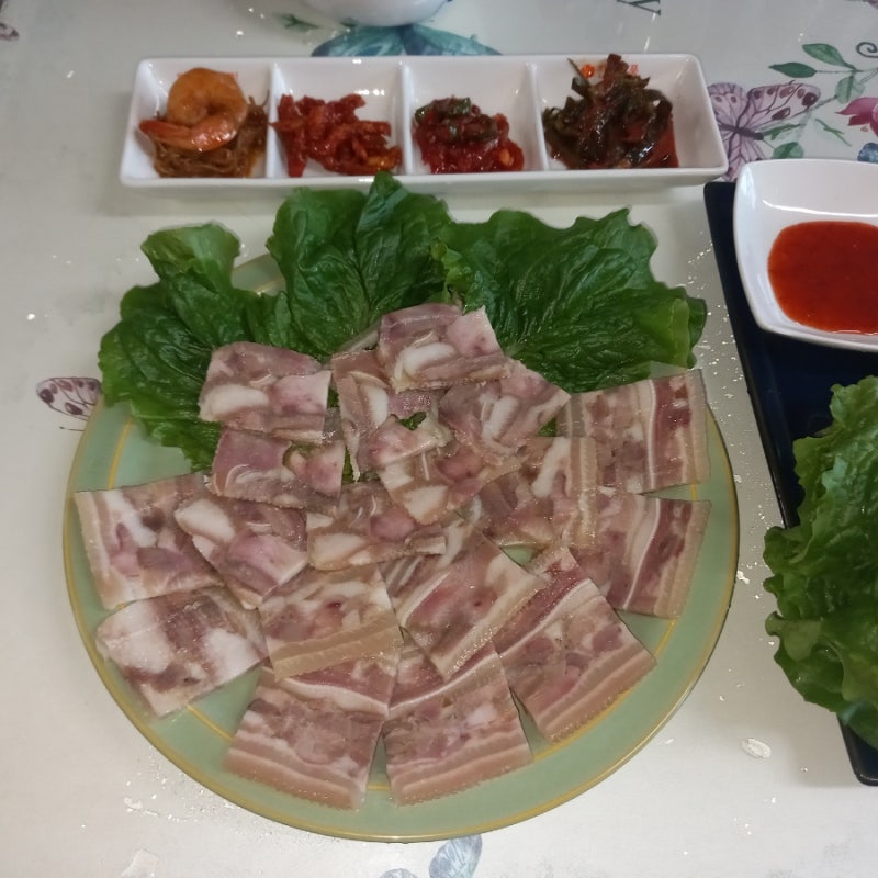 뽕의도리 편육 맛나요.