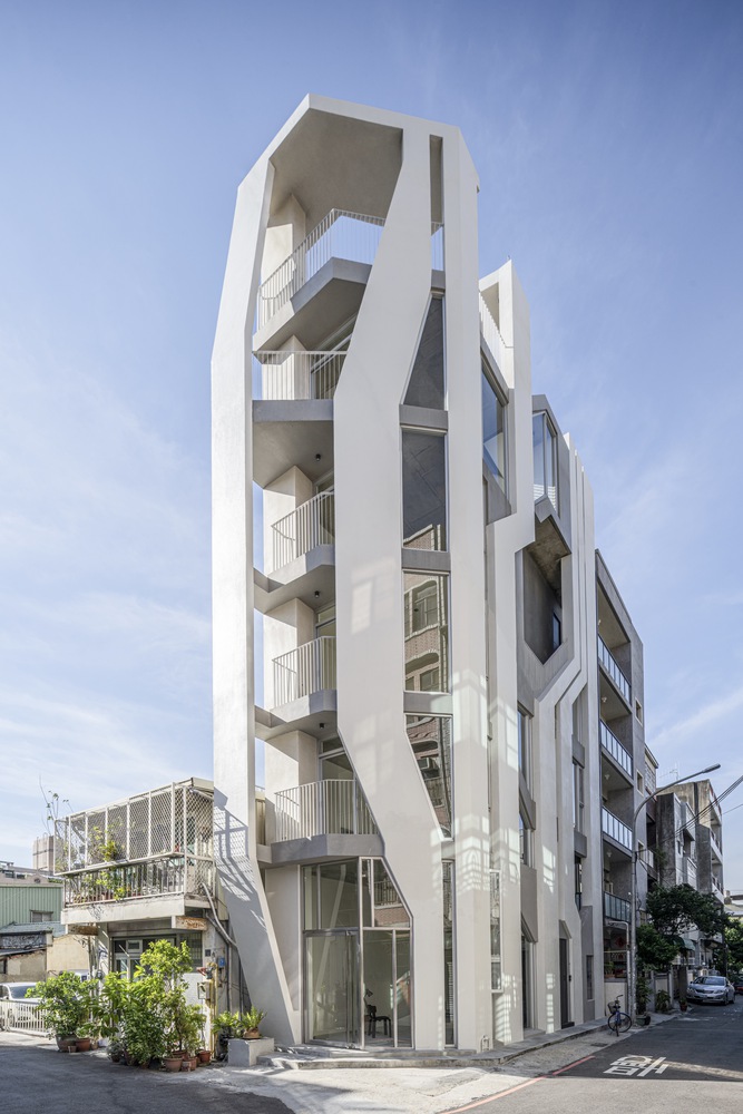 Residential Apartments_계단을 통해 내외부의 상호작용으로 좁은 부지의 한계를 넘은 코-리빙 하우스