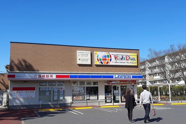 알바생이 치매노인 관리까지... 日 편의점은 고령사회 비추는 '등대' 알바생이 치매노인 관리까지... 日 편의점은 고령사회 비추는 '등대'