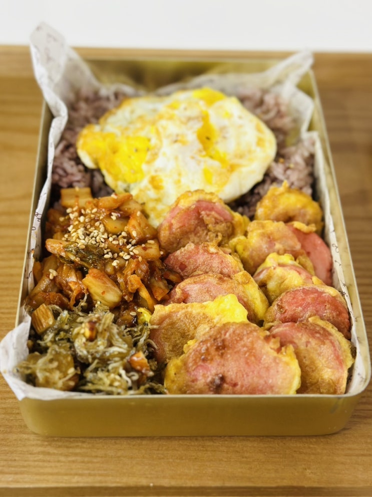  추억의 옛날 도시락 만들기. 맛있는 볶음김치, 옛날 소시지, 멸치볶음 넣어 든든하게 혼밥하는 일상 