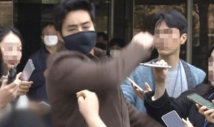 "어머니 모욕 용서못해, 지더라도 주먹 날리고 싶어" 유튜버, 이근에게 선전포고 "어머니 모욕 용서못해, 지더라도 주먹 날리고 싶어" 유튜버, 이근에게 선전포고