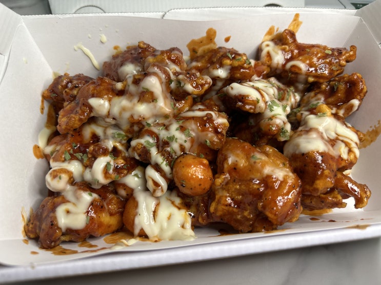  자담치킨 불패치킨 순살ver 순간적으로 탁 치는 매운맛 + 자담 소보로 치킨 + 모짜감짜 (치요링)