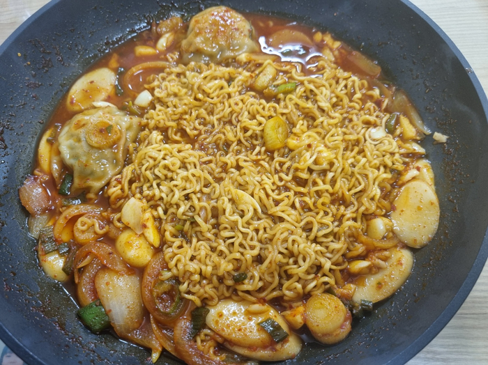  팬 하나에 만드는 초간단 라볶이 황금레시피!