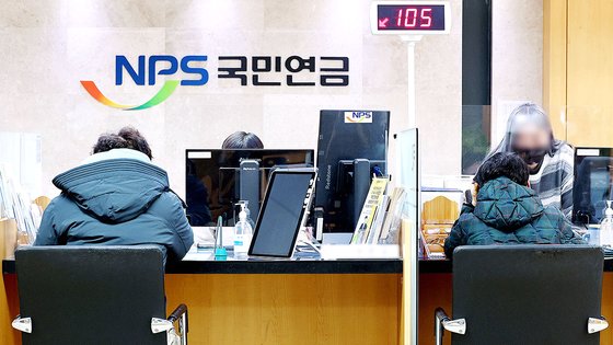 1.6만원 탓에 16만원 토한다…"연금 올리지 말라" 원성 왜 1.6만원 탓에 16만원 토한다…"연금 올리지 말라" 원성 왜