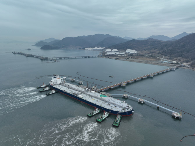 석유공사, ADNOC 원유 200만배럴 입고…UAE 공동비축 협력 첫발 석유공사, ADNOC 원유 200만배럴 입고…UAE 공동비축 협력 첫발