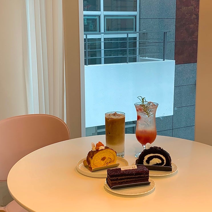  거제 장승포 로스팅 카페 보보, 접시 빼고 전부 수제인 카페에요