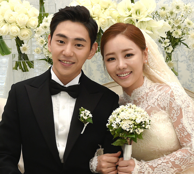 '만45세' 상상밴드 보컬 베니, 9살 연하 남편 안용준과 결혼한 비결은 '이것'이라는 동안 미녀 '만45세' 상상밴드 보컬 베니, 9살 연하 남편 안용준과 결혼한 비결은 '이것'이라는 동안 미녀