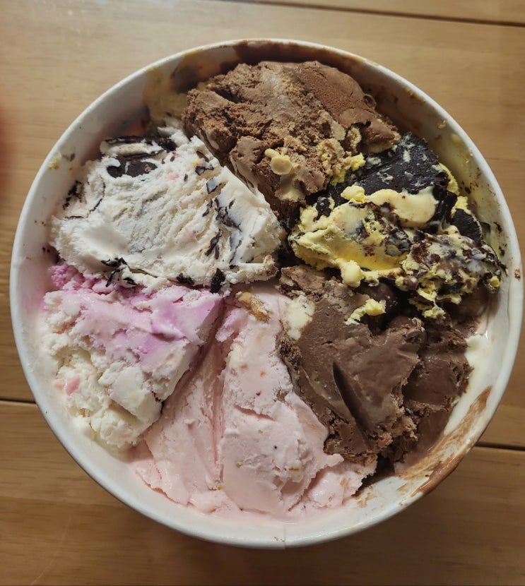 회식 후에 사온 베스킨라빈스 하프갤런 중에 이달의 맛은 딸기연유퐁당 회식 후에 사온 베스킨라빈스 하프갤런 중에 이달의 맛은 딸기연유퐁당