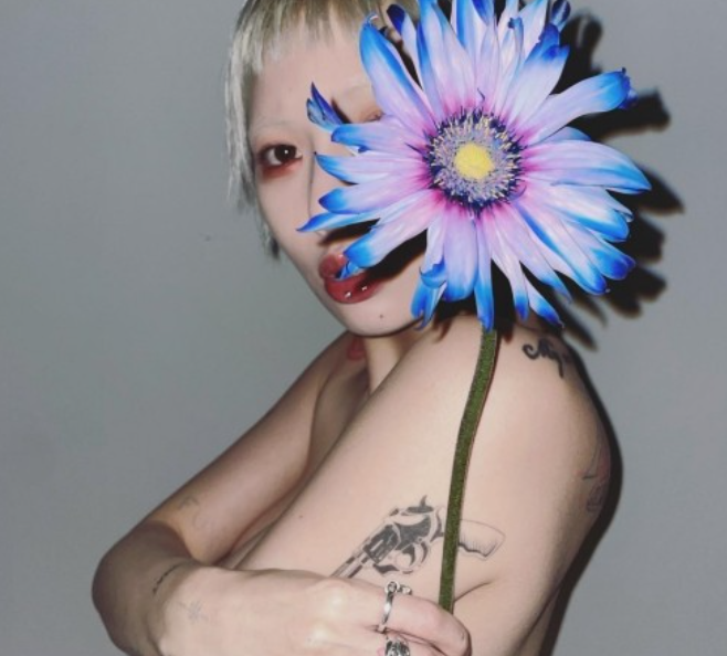 현아, 두 팔로 간신히 가린 상반신 노출…숏컷+타투까지 '너무 파격적이야' 현아, 두 팔로 간신히 가린 상반신 노출…숏컷+타투까지 '너무 파격적이야'