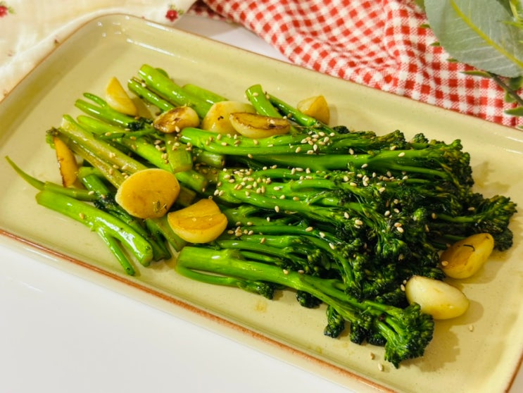  브로콜리니 볶음 레시피. 베이비 브로콜리 요리. 마늘향 가득 아삭아삭 맛있는 브로콜리니 볶음 만들기. 손질 방법. 효능.