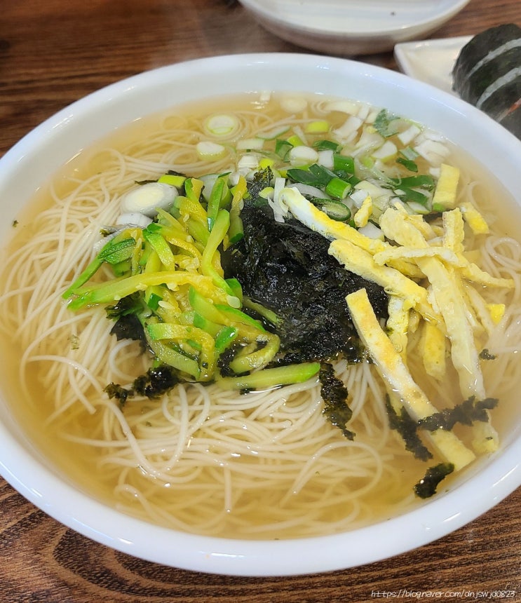  내돈내먹\ 혼밥하기좋은 옛날감성 잔치국수 비빔국수 야채김밥 소고기김밥