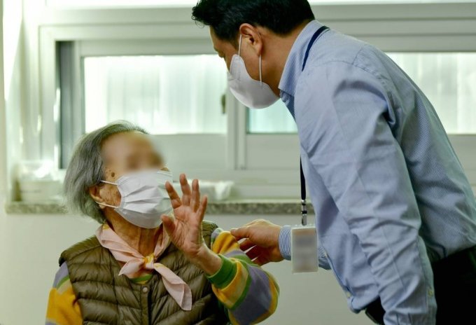 "母 요양병원비만 월120만원" 아들의 한숨…매년 무섭게 올랐다 "母 요양병원비만 월120만원" 아들의 한숨…매년 무섭게 올랐다