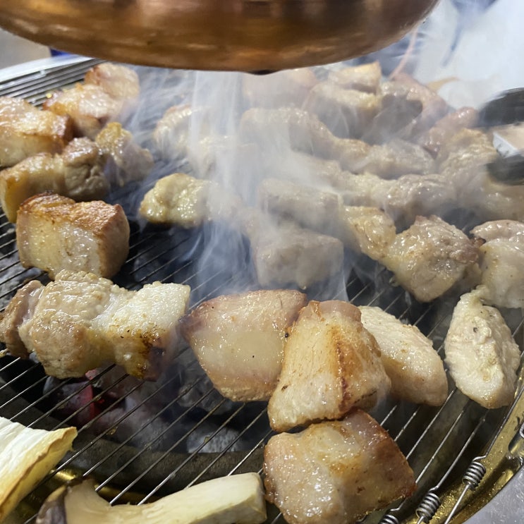  연남동 맛집 - 두툼하고 육즙 가득한 깍뚝 항정살이 너무 맛있는 연남동 핫플 숲길정육점