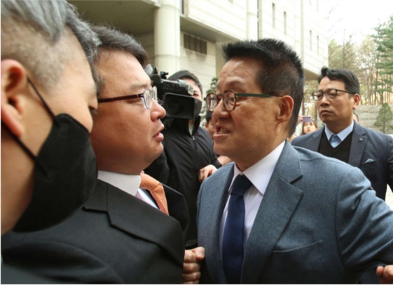 [월북조작 <b>공판</b>] '<b>서해 피격</b>' 박지원·서욱 침묵 첫재판 출석... 