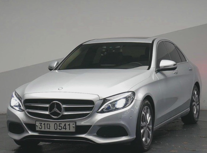  벤츠C220D 중고차 은색으로 관리도 편하게!