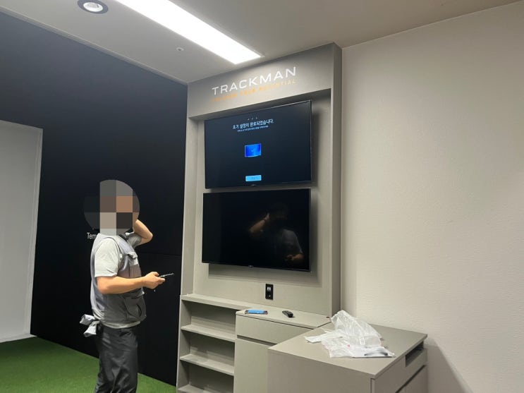  수원 골프 연습장 광고모니터 2대를 위 아래로 디스플레이 TV