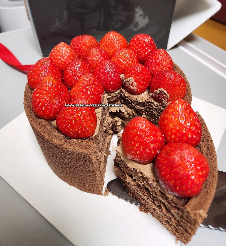 신선한 딸기가 맛있는 투썸 홀케이크 초코케이크 스트로베리초콜릿생크림 케이크