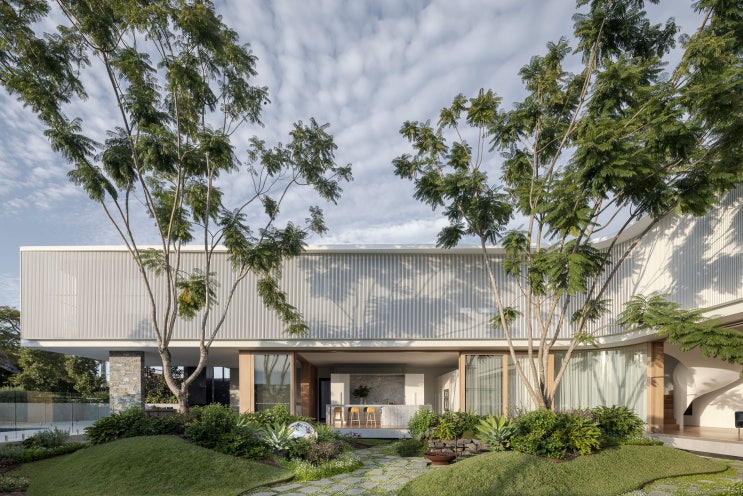  Residential Private Houses_야외 라이프스타일과 자연스럽고 질감 있는 소재로 레이어링 된 단독주택 랜선 집들이