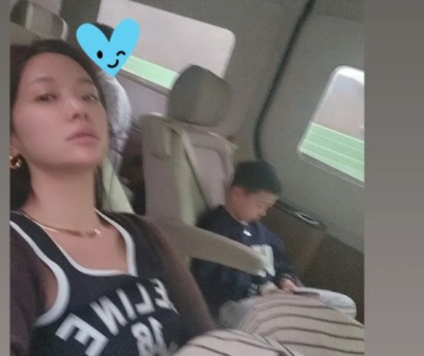 황정음, 두 아들 품에 안겼네..미소가 저절로 "굿나잇" 황정음, 두 아들 품에 안겼네..미소가 저절로 "굿나잇"