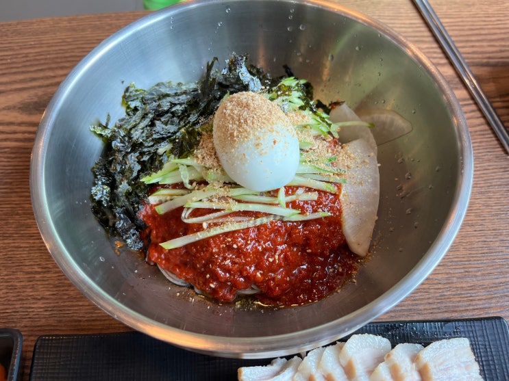  강원도 홍천 팔봉산 맛집 팔봉산메밀촌막국수 : 등산 후 야들한 수육과 감칠맛 최고인 막국수의 조합! (로꼬도 왔다감)