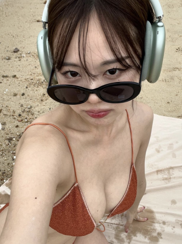"해변의 이불 위에서" 언더붑 원조 홍영기, 가슴까지 다 드러내자 팬들 경악했다 "해변의 이불 위에서" 언더붑 원조 홍영기, 가슴까지 다 드러내자 팬들 경악했다