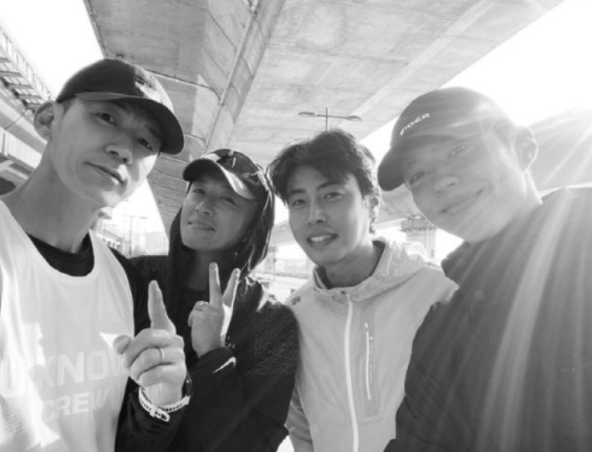 박보검, 주말에도 한강변 10km 러닝 '자체발광 비주얼' 박보검, 주말에도 한강변 10km 러닝 '자체발광 비주얼'