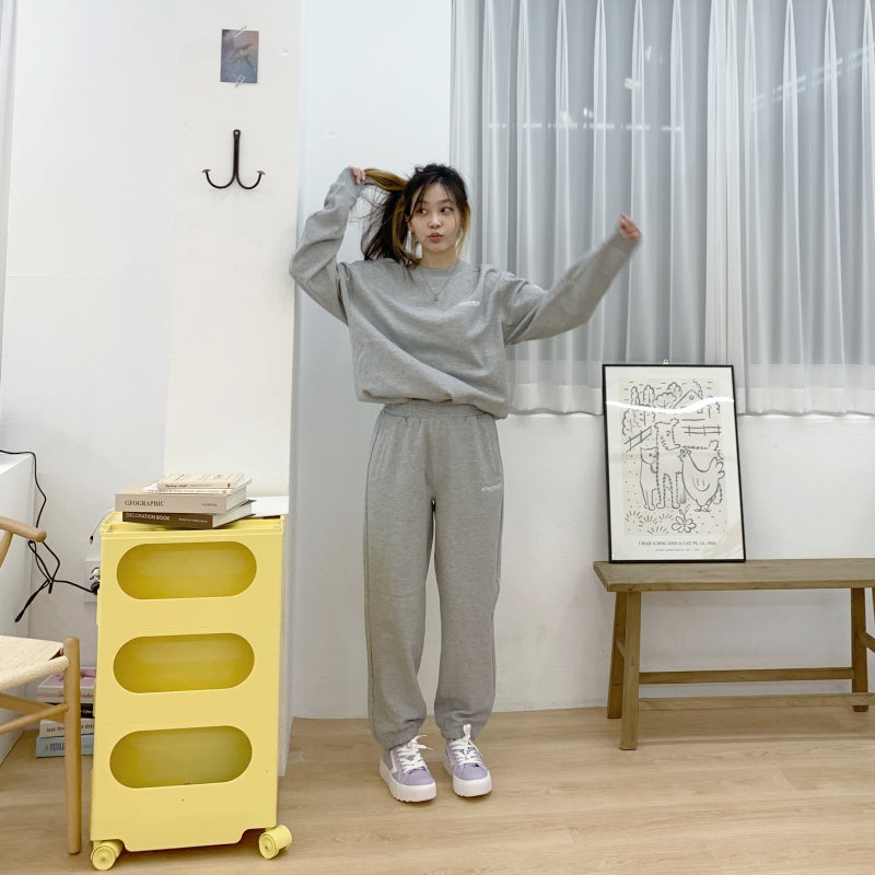 여성 트레이닝복 세트 디스커버리 맨투맨 조거팬츠 그레이 세트로 봄 코디.