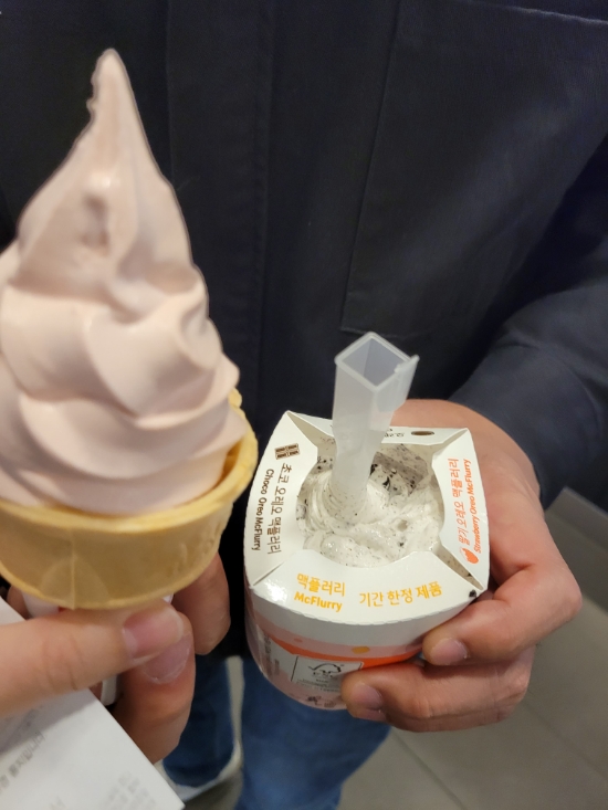  강남역 맥도날드 맥플러리와 딸기 소프트 아이스크림 점심먹고 달달한 후식
