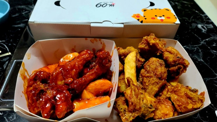  이영자가 광고하는 60계치킨 후라이드반양념반치킨