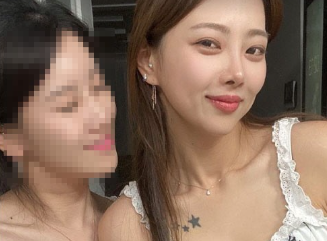 10기 옥순, 쇠골라인 타투 공개한 잠옷차림…'유현철'이 반한 귀여운 섹시미 10기 옥순, 쇠골라인 타투 공개한 잠옷차림…'유현철'이 반한 귀여운 섹시미