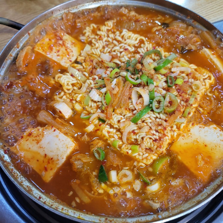  강남구청 근처 밥집 - 칼칼한 김치찌개가 맛있었던 마왕족발 추천!