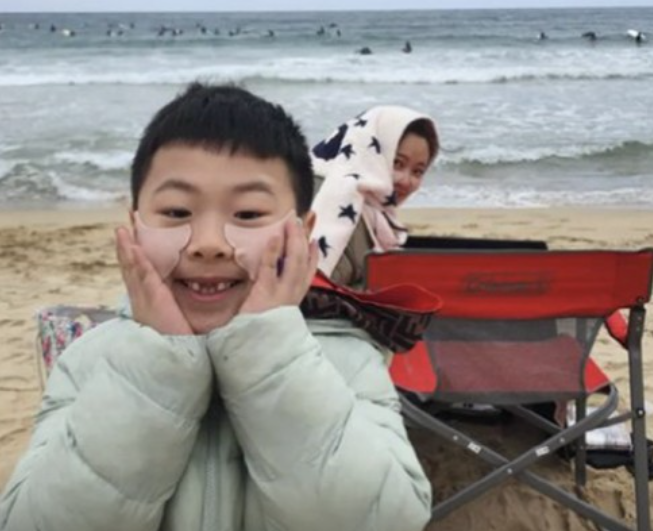 황정음 큰 아들, 앞니 빠져 '개구쟁이 초등생' 그 자체…얼굴에 장난기 가득 황정음 큰 아들, 앞니 빠져 '개구쟁이 초등생' 그 자체…얼굴에 장난기 가득