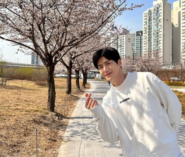 김선호, 벚꽃 앞 손하트 애교..봄처럼 환한 보조개 미소 김선호, 벚꽃 앞 손하트 애교..봄처럼 환한 보조개 미소