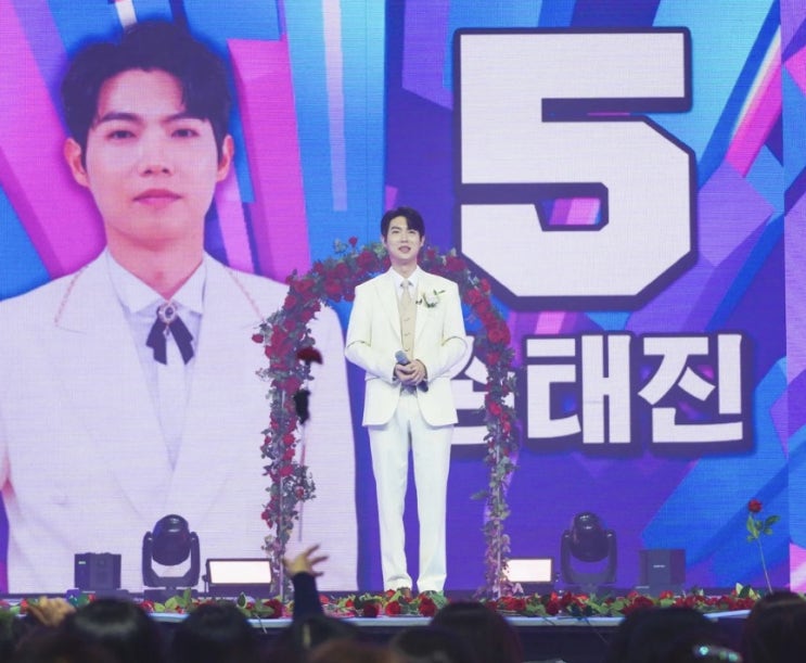 '불타는 장미단' 손태진, 말레이시아에서 가이드 역할 톡톡...버스킹 MC까지 만능 트롯맨 '불타는 장미단' 손태진, 말레이시아에서 가이드 역할 톡톡...버스킹 MC까지 만능 트롯맨
