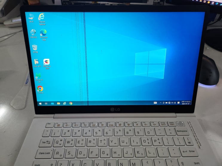  삼성 오디세이Z 게이밍노트밍 액정깨짐 NT850XAX-GD7A / NP850XAC SERIES / NT850XAX / NT850XBW-XD7A