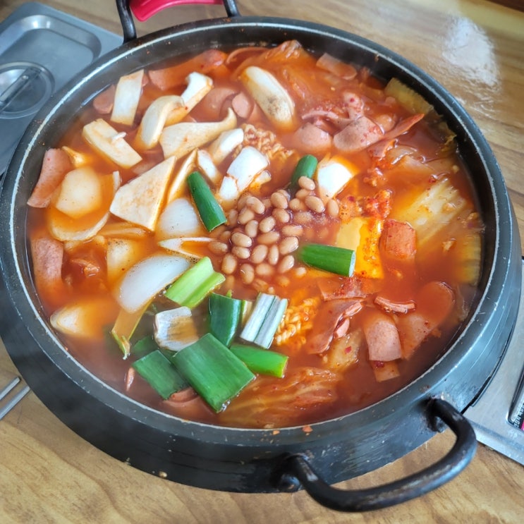  하정생고기 점심시간부대찌개 푸짐해요!