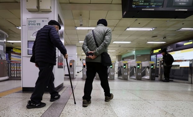 65세 노인연령기준 높이나…사회적 논의 착수 65세 노인연령기준 높이나…사회적 논의 착수